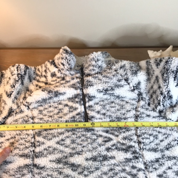🍁 Cozy Sherpa 🍁…Women’s Large… White/Gray/Hints Black Pull-Over! - Picture 5 of 12
